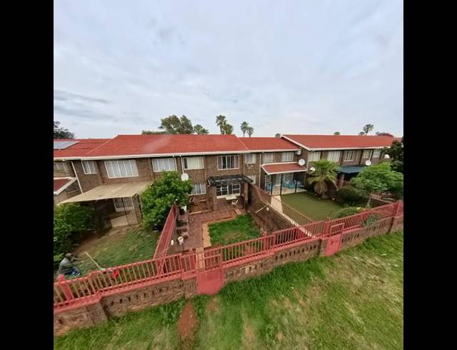 3 BEDROOM TOWNHOUSE FOR SALE IN CLAYVILLE EAST